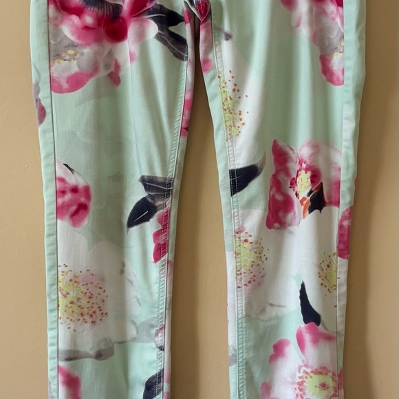 Material Girl| Fun Floral Multicolour Green/Pink Rose Pants Straight Jeans Sz 7 - Picture 3 of 7